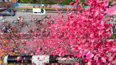 भव्य कांवड़यात्रा का आयोजन, राजकीय हेलीकॉप्टर से हुई पुष्पवर्षा