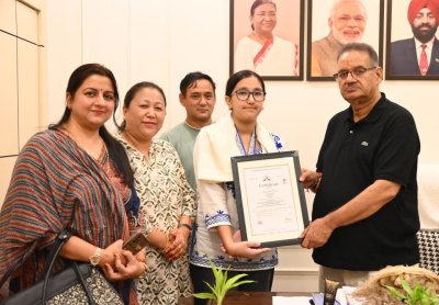 गोल्ड मेडलिस्ट अनुष्का ओटानी का मंत्री गणेश जोशी ने किया सम्मान