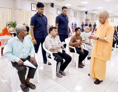 सीएम योगी ने महिला को गाय देने और दिव्यांग की भूमि से अवैध कब्जा हटाने का दिया निर्देश
