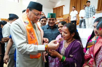 मुख्यमंत्री धामी को महिलाओं ने बांधा रक्षा सूत्र, रक्षाबंधन पर दो दिन रोडवेज बसों में निशुल्क यात्रा