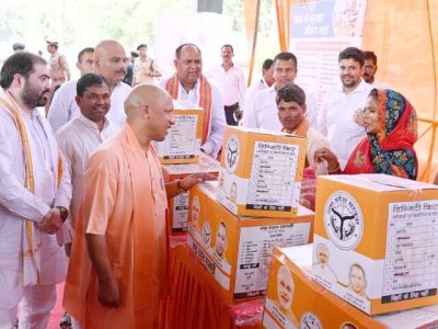 Uttar Pradesh : बाढ़ प्रभावितों तक तेजी से पहुंच रही राहत, 16 जिलों में मदद से जुड़ा अभियान जारी