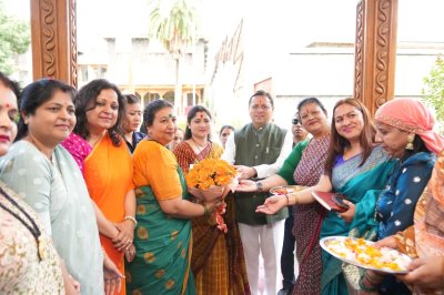प्रदेशभर से आई बहनों ने मुख्यमंत्री धामी को बांधा रक्षा सूत्र, जताया स्नेह और आशीर्वाद