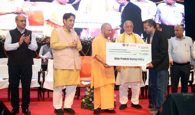 मुख्यमंत्री योगी ने प्रदेश के विकास में सहभागी उद्यमियों का किया सम्मान