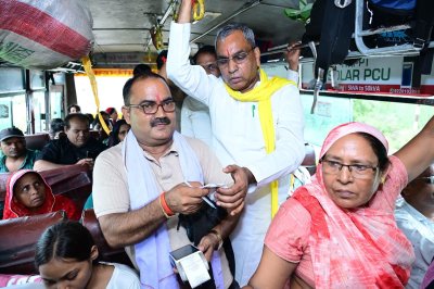 रक्षाबंधन पर बस में सवार हुए मंत्री ओपी राजभर, महिलाओं से पूछा- मुफ्त सफर कैसा लग रहा?