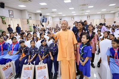 बेटियों की मुस्कान से खिल उठा मुख्यमंत्री आवास का \'आंगन\'