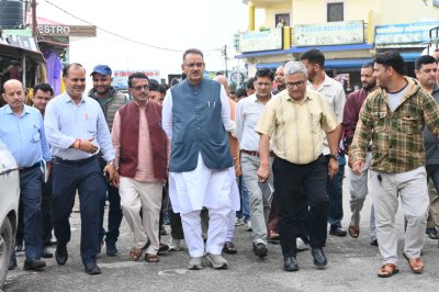 सुवाखोली में प्रस्तावित बिजली घर की जमीन का गणेश जोशी ने किया निरीक्षण