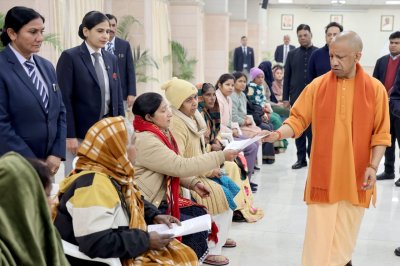 अवैध कब्जा बर्दाश्त नहीं, दोषियों पर निरंतर करें कड़ी कार्रवाईः मुख्यमंत्री योगी