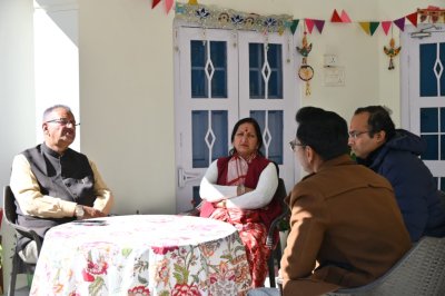 शासकीय आवास में मसूरी की पार्किंग व्यवस्था एवं वेंडर जोन निर्माण को लेकर बैठक करते कैबिनेट मंत्री गणेश जोशी