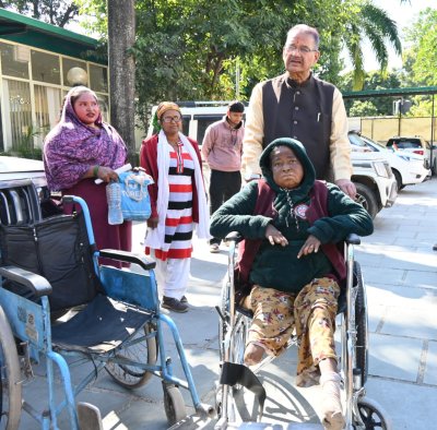 गरीब एवं असहाय परिवार के दिव्यांग बुजुर्ग को व्हीलचेयर भेंट करते कैबिनेट मंत्री गणेश जोशी