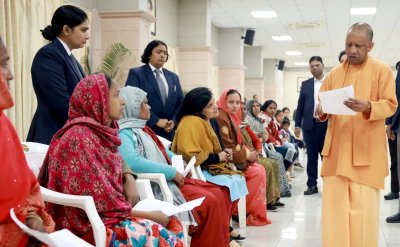 जनता दर्शन में सीएम योगी से फरियाद: जमीन कब्जे की शिकायत लेकर पहुंचे सैनिक, बच्चों को दिया स्नेह और सीख