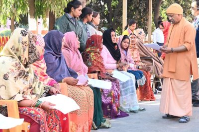 गलत रिपोर्ट पर सख्ती, पीड़ितों को त्वरित राहत: जनता दर्शन में सीएम योगी के कड़े निर्देश