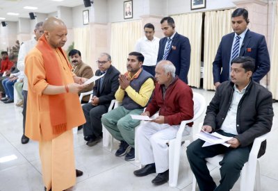 जनपद स्तर पर समस्याओं का निस्तारण सुनिश्चित करें अधिकारी: सीएम योगी