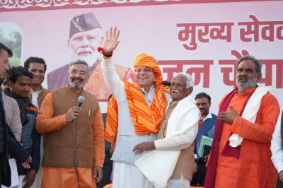 सड़क सुरक्षा और पर्यावरण का संदेश: धामी ने 5 किमी जागरूकता दौड़ को दिखाई हरी झंडी