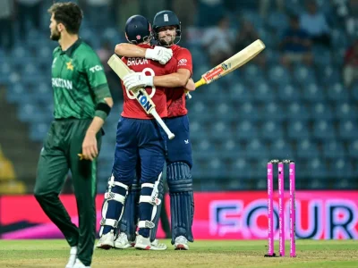 England Hold Nerve to Beat Pakistan, Become First Semi-finalists