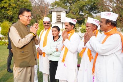 चम्पावत से आए होल्यारों ने मुख्यमंत्री आवास में दी होली की शुभकामनाएं, सीएम धामी बोले—उत्तराखंड की होली हमारी जीवंत सांस्कृतिक धरोहर
