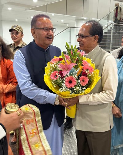 उत्तराखंड आगमन पर केंद्रीय कृषि मंत्री शिवराज सिंह चौहान का स्वागत करते कैबिनेट मंत्री गणेश जोशी