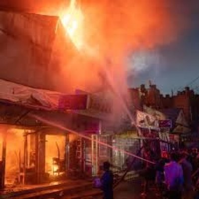 सोलन के अर्की बाजार में रात का कहर: भीषण आग में सात साल के बच्चे की मौत, कई लोगों के फंसे होने की आशंका
