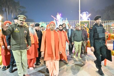 श्रद्धालुओं की सुरक्षा व सुविधा की व्यवस्थाओं का सीएम योगी ने लिया जायजा