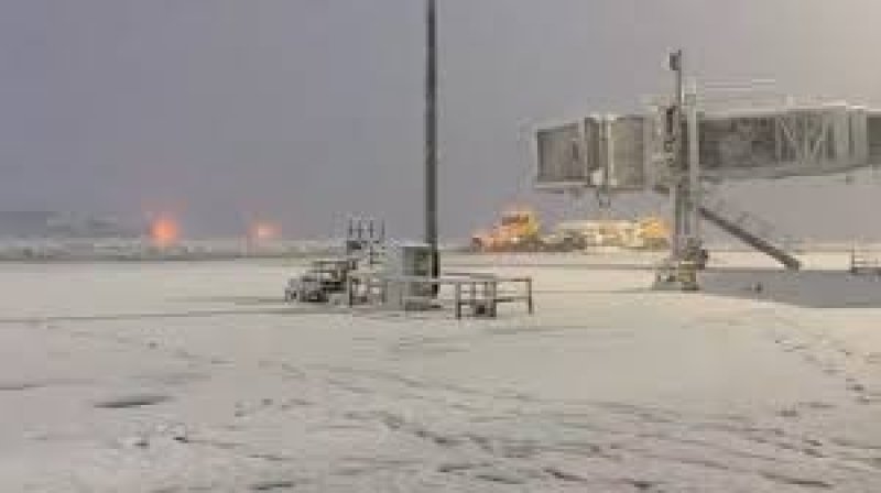 Heavy Snowfall Hits Kashmir: Srinagar Airport Closed, Key Roads Blocked