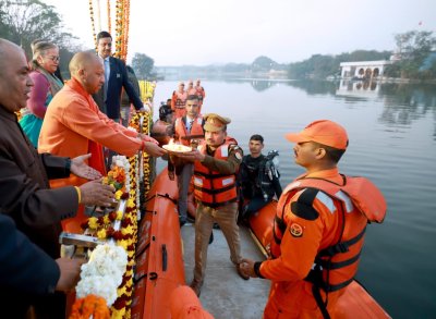 यूपी न्यूज़ : महात्मा गांधी की पुण्यतिथि पर दीपदान कर मुख्यमंत्री ने दिया शांति-सद्भाव का संदेश