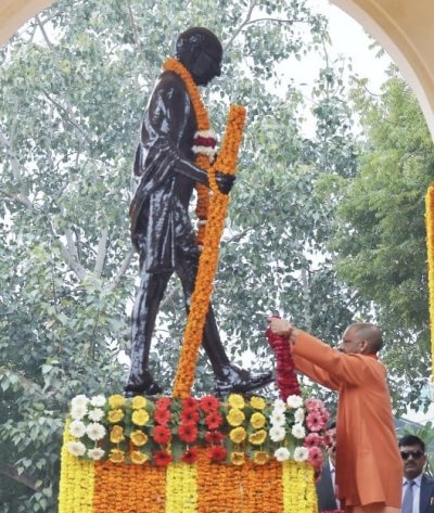 यूपी न्यूज़ : राष्ट्रपिता की पुण्य तिथि पर सीएम योगी ने बापू को किया नमन