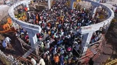 Top Leaders Join Devotees at Medaram Maha Jatara, Offer Prayers to Tribal Goddesses