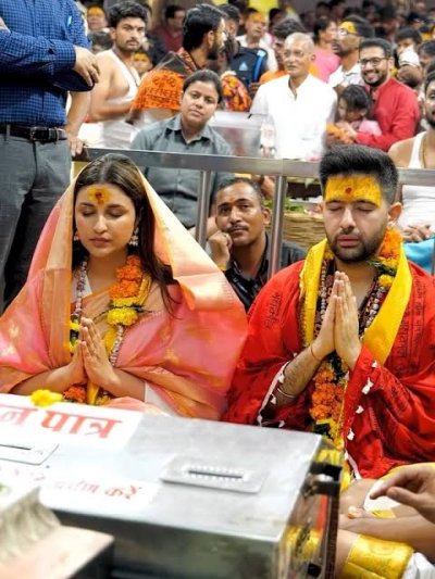 महाकालेश्वर ज्योतिर्लिंग मंदिर में राघव चड्ढा संग  परिणीति चोपड़ा ने किया दर्शन