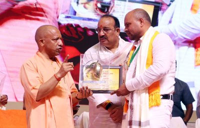 यूपी न्यूज़ : मुख्यमंत्री ने किया उत्कृष्ट किसानों का सम्मान
