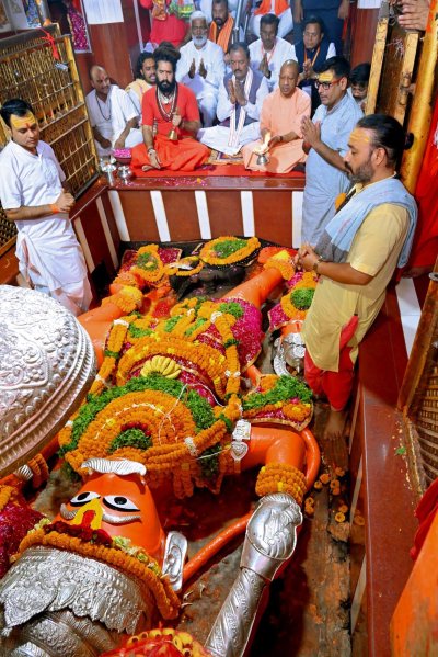 प्रयागराज में सीएम योगी ने हनुमान मंदिर कॉरिडोर के निर्माण कार्य का किया निरीक्षण