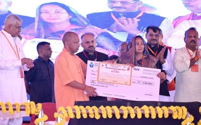 यूपी न्यूज़ : मुख्यमंत्री के हाथों योजनाओं का लाभ पाकर खिले लाभार्थियों के चेहरे