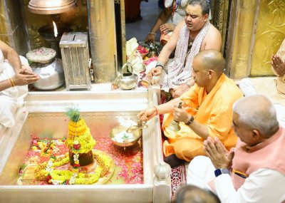 मुख्यमंत्री योगी आदित्यनाथ ने लोकमंगल की कामना के साथ काल भैरव व काशी विश्वनाथ मंदिर में किए दर्शन