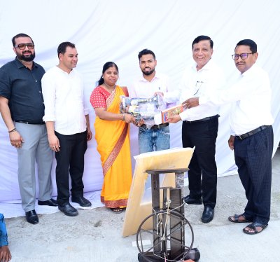 सीएम धामी के निर्देश का दिखा त्वरित असर, ज्ञापन देने वाली महिला को शाम तक मिली सिलाई मशीन