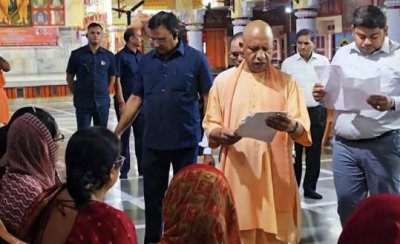 जनसेवा सर्वोपरि : प्रतिकूल मौसम में भी सीएम योगी ने किया जनता दर्शन