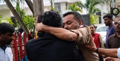 कानपुर में सड़क बनी अखाड़ा, पुलिसकर्मी और वकील के बीच जमकर मारपीट