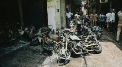 नोएडा में पांच मंजिला इमारत में भीषण आग, 50 परिवारों में मची अफरा-तफरी