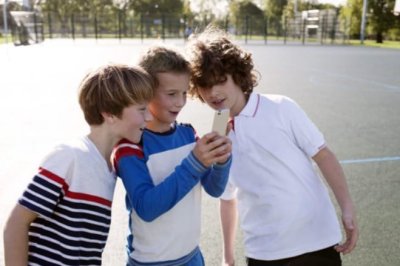 UK Proposes Overnight Social Media Curfew for Older Teenagers