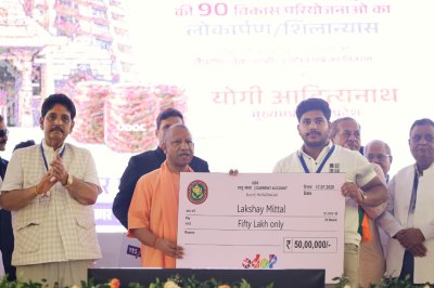 गाजियाबाद : मुख्यमंत्री ने विभिन्न योजनाओं के लाभार्थियों को किया सम्मानित