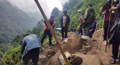 केदारनाथ पैदल मार्ग पर गिरे बोल्डर, घोड़ा-डंडी-कंडी संचालन प्रभावित; पैदल यात्रा जारी