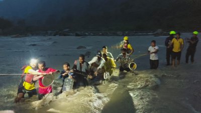 देहरादून में उफनती नदी के बीच टापू पर फंसे सात लोगों को एसडीआरएफ ने सुरक्षित बचाया