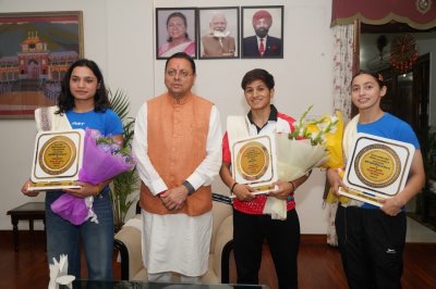अंतरराष्ट्रीय मुक्केबाज बेटियों का मुख्यमंत्री धामी ने किया सम्मान, कहा- उत्तराखंड खेल प्रतिभाओं की नई पहचान बन रहा है