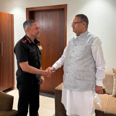 सीडीएस जनरल एनएस राजा सुब्रमणि से वार्ता करते सैनिक कल्याण मंत्री गणेश जोशी