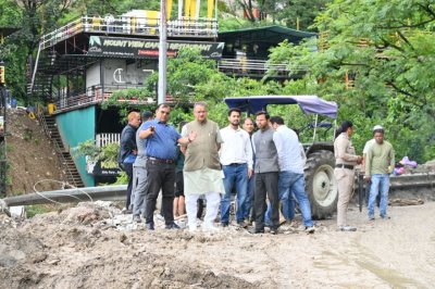 देहरादून-मसूरी मार्ग का मंत्री गणेश जोशी ने किया निरीक्षण, युद्धस्तर पर पुनर्निर्माण के दिए निर्देश