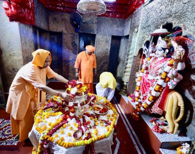 UP News : मुख्यमंत्री योगी आदित्यनाथ ने किए मां पाटेश्वरी के दर्शन