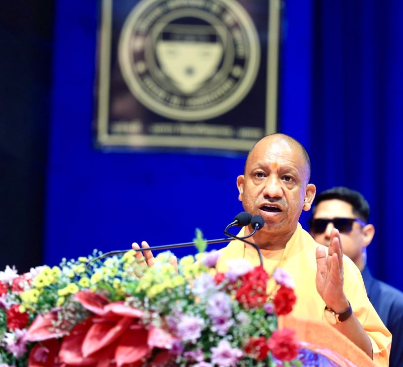 बदलते दौर में बढ़ी शिक्षकों की जिम्मेदारी, छात्रों को सोशल मीडिया के दुष्प्रचार से बचने का तरीका सिखाना होगा: सीएम योगी