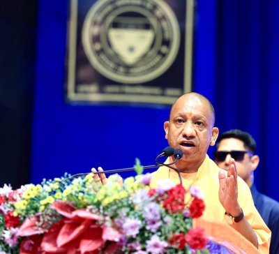 बदलते दौर में बढ़ी शिक्षकों की जिम्मेदारी, छात्रों को सोशल मीडिया के दुष्प्रचार से बचने का तरीका सिखाना होगा: सीएम योगी