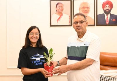 NEET UG 2026: मंत्री गणेश जोशी ने मेधावी छात्रा हिमाद्री महरा को किया सम्मानित