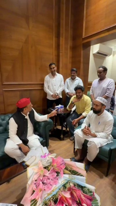 अखिलेश यादव से मिले मोहम्मद जुनैद, वायरल वीडियो ने फिर बटोरी सुर्खिया