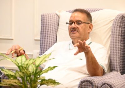 किसानों के हित सर्वोपरि: गणेश जोशी ने विभागीय योजनाओं की समीक्षा, चाय की ब्रांडिंग और लंबित भुगतान जल्द जारी करने के निर्देश