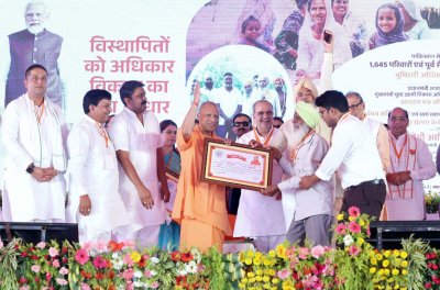 यूपी न्यूज़ : मुख्यमंत्री ने विभिन्न योजनाओं के लाभार्थियों को दिया आवंटन पत्र, चेक, मकान की चाबी व सम्मान