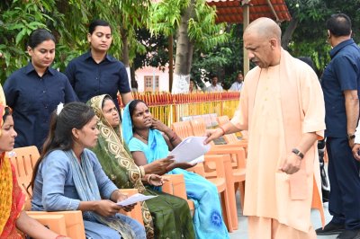 भूमि संबंधी प्रकरणों में लापरवाही पर हो सख्त कार्रवाई: मुख्यमंत्री योगी